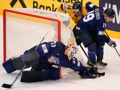 Fínsky brankár Emil Larmi vo štvrťfinálovom zápase Švédsko - Fínsko na MS v hokeji 2024.