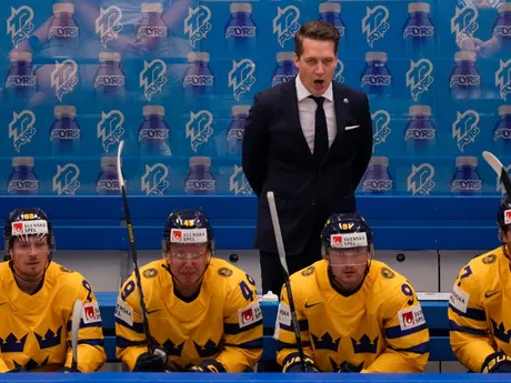 Švédsky tréner Sam Hallam na lavičke Švédska vo štvrťfinálovom zápase Švédsko - Fínsko na MS v hokeji 2024.