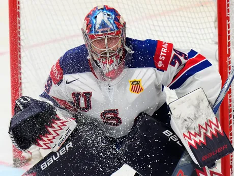 Brankár USA Charlie Lindgren vo štvrťfinálovom zápase USA - Česko na MS v hokeji 2024.