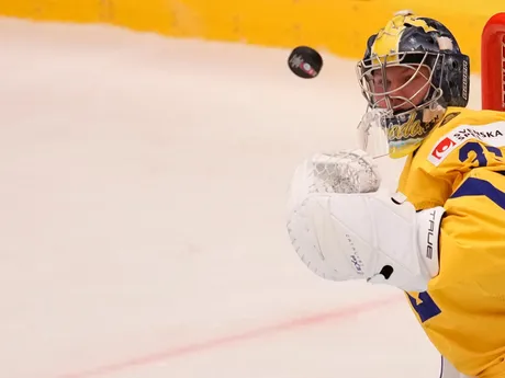 Švédsky brankár Filip Gustavsson vo štvrťfinálovom zápase Švédsko - Fínsko na MS v hokeji 2024.