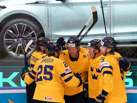 Hokejisti Švédska sa tešia z gólu vo štvrťfinálovom zápase Švédsko - Fínsko na MS v hokeji 2024.