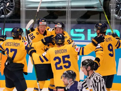 Radosť hokejistov Švédska vo štvrťfinálovom zápase Švédsko - Fínsko na MS v hokeji 2024.