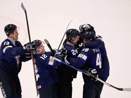 Radosť hokejistov Fínska vo štvrťfinálovom zápase Švédsko - Fínsko na MS v hokeji 2024.