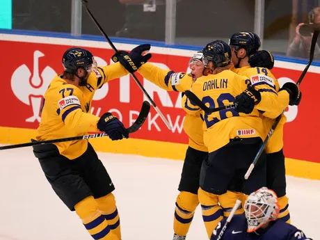 Švédski hokejisti oslavujú postup po štvrťfinálovom zápase Švédsko - Fínsko na MS v hokeji 2024.
