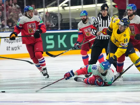 Ondřej Palát leží na ľadovej ploche v úvode zápasu Švédsko - Česko v semifinále MS v hokeji 2024.