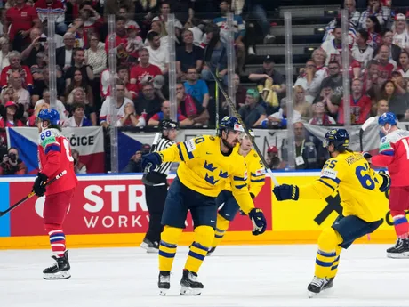 Marcus Johansson (vľavo) a Erik Karlsson sa tešia po strelenom góle v zápase Švédsko - Česko v semifinále MS v hokeji 2024.