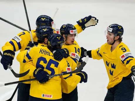 Marcus Johansson sa so spoluhráčmi teší po strelenom góle v zápase Švédsko - Česko v semifinále MS v hokeji 2024.