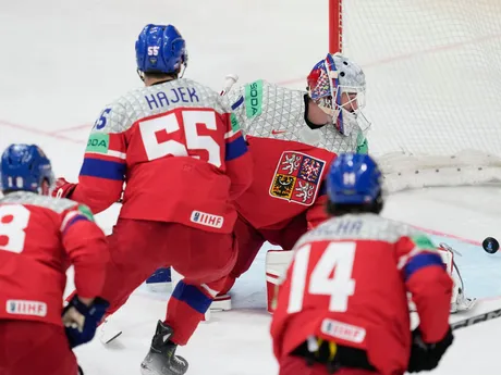 Brankár Lukáš Dostál inkasuje gól od Marcusa Johanssona v zápase Švédsko - Česko v semifinále MS v hokeji 2024.
