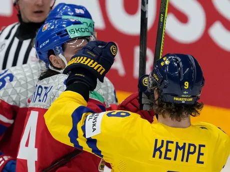 Tomáš Kundrátek a Adrian Kempe v počas šarvátky v zápase Švédsko - Česko v semifinále MS v hokeji 2024.