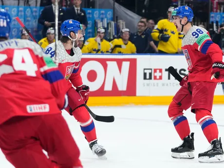 David Kämpf, Martin Nečas a Tomáš Kundrátek sa tešia po strelenom góle v zápase Švédsko - Česko v semifinále MS v hokeji 2024.