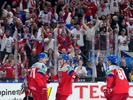 Dominik Kubalík sa so spoluhráčmi teší po strelenom góle v zápase Švédsko - Česko v semifinále MS v hokeji 2024.