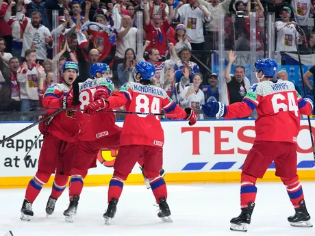 Dominik Kubalík sa so spoluhráčmi teší po strelenom góle v zápase Švédsko - Česko v semifinále MS v hokeji 2024.