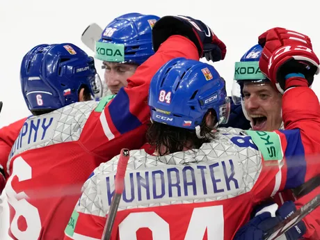 Dominik Kubalík oslavuje so spoluhráčmi gól v zápase Švédsko - Česko na MS v hokeji 2024. 