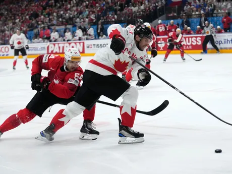 Christian Marti a John Tavares v súboji o puk v zápase Kanada - Švajčiarsko v semifinále MS v hokeji 2024.