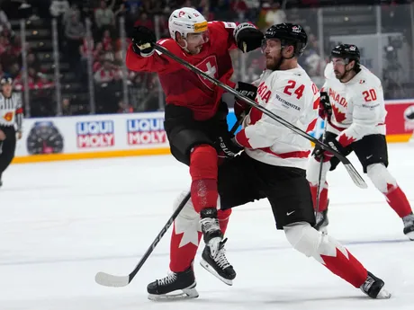 Jamie Oleksiak a Kevin Fiala v zápase Kanada - Švajčiarsko v semifinále MS v hokeji 2024.