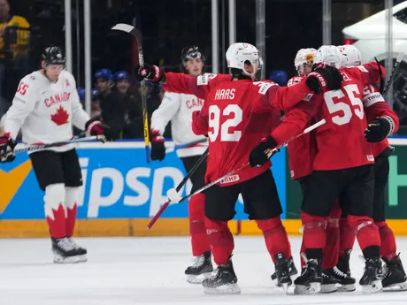 Gólové oslavy Kevina Fialu s jeho spoluhráčmi v zápase Kanada - Švajčiarsko v semifinále MS v hokeji 2024.