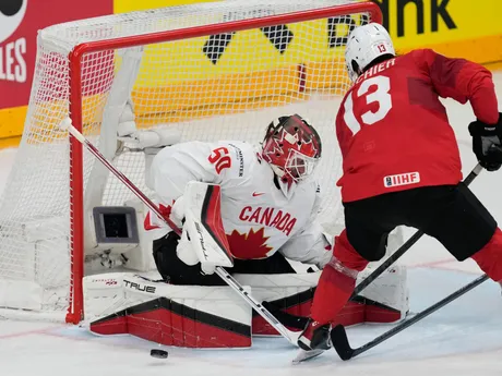 Zákrok kanadského brankára Jordana Binngtona po strele Nica Hishiera v zápase Kanada - Švajčiarsko v semifinále MS v hokeji 2024.