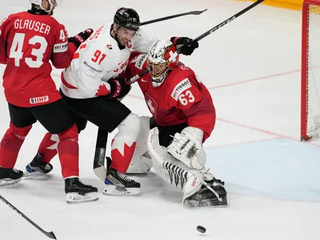Zákrok švajčiarskeho brankára Leonarda Genoniho po strele Johna Tavaresa v zápase Kanada - Švajčiarsko v semifinále MS v hokeji 2024.