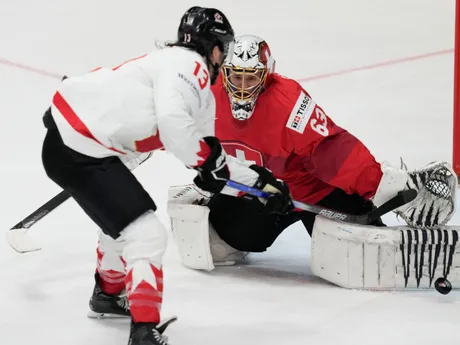 Zákrok švajčiarskeho brankára Leonarda Genoniho po strele Brandona Taneva v zápase Kanada - Švajčiarsko v semifinále MS v hokeji 2024.
