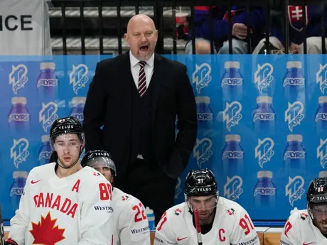 Tréner Kanady Andre Tourigny v zápase Kanada - Švajčiarsko v semifinále MS v hokeji 2024.