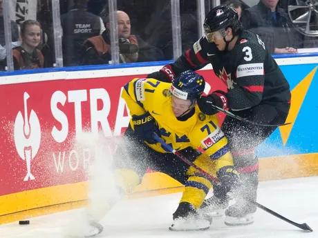 Olen Zellweger a Victor Olofsson počas zápasu o bronz Švédsko - Kanada na MS v hokeji 2024. 