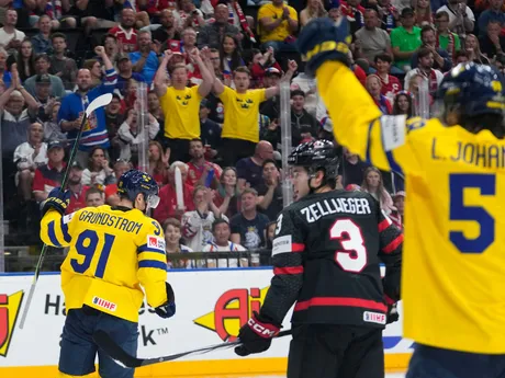 Carl Grundstrom (vľavo) sa teší po strelenom góle v zápase Švédsko - Kanada v súboji o bronz na MS v hokeji 2024.