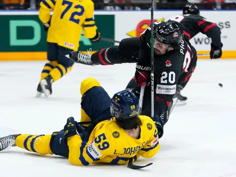 Nick Paul (vpravo) a Linus Johansson v zápase o bronz Švédsko - Kanada na MS v hokeji 2024.