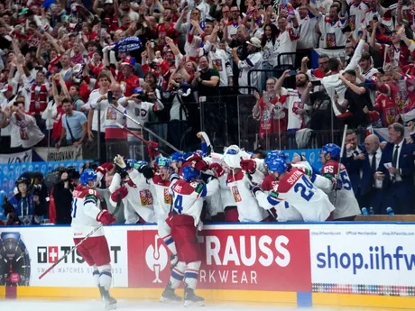David Kampf sa so spoluhráčmi teší po strelenom góle v zápase Švajčiarsko - Česko vo finále MS v hokeji 2024.