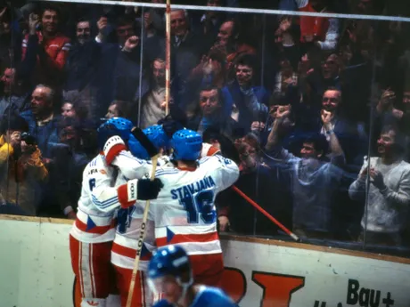 Československí hokejisti oslavujú gól v zápase proti USA na MS 1985.