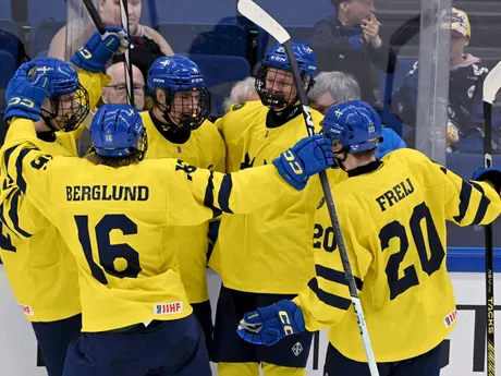 Švédsky hokejisti sa tešia po strelení úvodného gólu zápasu o 3. miesto Švédsko - Slovensko na MS hráčov do 18 rokov.