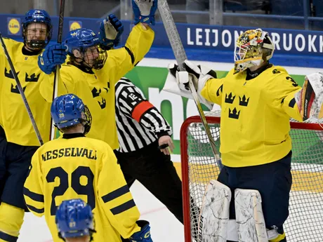 Švédski hokejisti sa tešia z výhry 4:0 po zápase o 3. miesto Švédsko - Slovensko na MS hráčov do 18 rokoV.