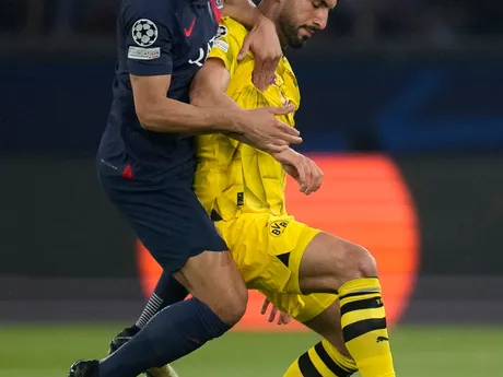 Futbalista PSG Goncalo Ramos (vľavo) a hráč Dortmundu Emre Can  v odvetnom semifinálovom zápase medzi Paríž St. Germain - Borussia Dortmund.
