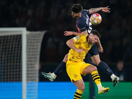 Lucas Beraldo (PSG) a Niclas Fuellkrug  v odvetnom semifinálovom zápase medzi Paríž St. Germain - Borussia Dortmund.