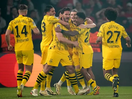 Mats Hummels oslavuje gól v odvetnom semifinálovom zápase medzi Paríž St. Germain - Borussia Dortmund.