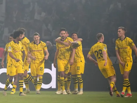 Futbalisti Borussie Dortmund oslavujú gól Matsa Hummelsa.