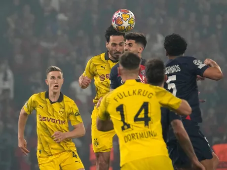 Mats Hummels strieľa gól v odvetnom semifinálovom zápase medzi Paríž St. Germain - Borussia Dortmund.