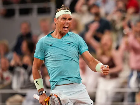 Rafael Nadal sa raduje počas zápasu 1. kola mužskej dvojhry proti Nemcovi Alexandrovi Zverevovi na Roland Garros 2024.