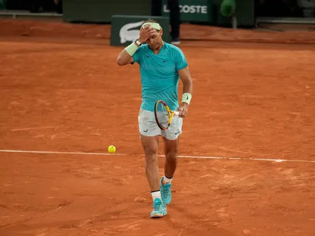 Rafael Nadal reaguje po prehre proti Nemcovi Alexandrovi Zverevovi v 1. kola mužskej dvojhry na grandslamovom turnaji Roland Garros.