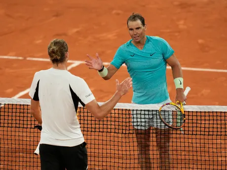 Španielsky tenista Rafael Nadal (vpravo) podáva ruku Nemcovi Alexandrovi Zverevovi po prehre v 1. kole mužskej dvojhry na grandslamovom turnaji Roland Garros.