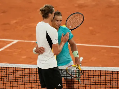 Španielsky tenista Rafael Nadal (vpravo) sa objíma s Nemcom Alexandrom Zverevom po prehre v 1. kole mužskej dvojhry na grandslamovom turnaji Roland Garros.
