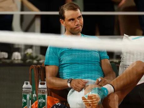 Rafael Nadal reaguje po prehre proti Nemcovi Alexandrovi Zverevovi v 1. kola mužskej dvojhry na grandslamovom turnaji Roland Garros.