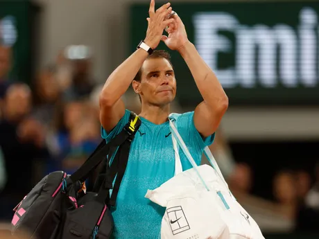Rafael Nadal máva divákom po prehre proti Nemcovi Alexandrovi Zverevovi v 1. kola mužskej dvojhry na grandslamovom turnaji Roland Garros.