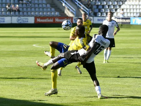 Adekunle Issa (Michalovce) a Arnaud Konan (Petržalka) v súboji o loptu v odvete baráže o Niké ligu vo futbale MFK Zemplín Michalovce - FC Petržalka.