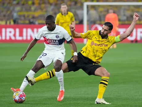 Ousmane Dembele a Emre Can  v zápase semifinále Ligy majstrov Borussia Dortmnd  - Paríž St. Germain