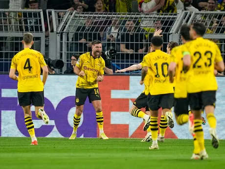 Futbalisti Dortmundu oslavujú gól v zápase semifinále Ligy majstrov proti Parížu St. Germain