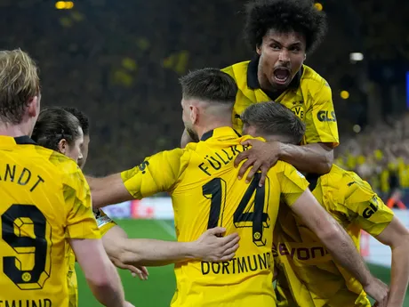 Futbalisti Dortmundu oslavujú gól v zápase semifinále Ligy majstrov proti Parížu St. Germain