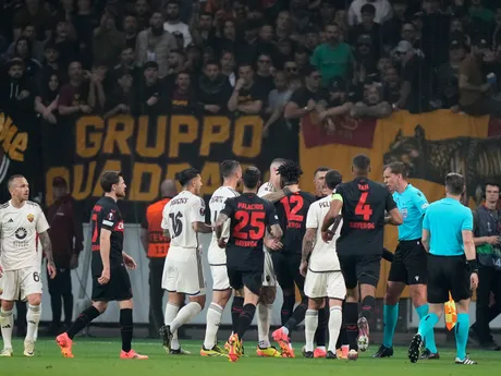 Gianluca Mancini a Edmond Tapsoba v odvete semifinále Európskej ligy Bayer Leverkusen - AS Rím. 