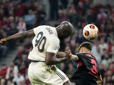 Romelu Lukaku bojuje o loptu v odvete semifinále Európskej ligy Bayer Leverkusen - AS Rím. 