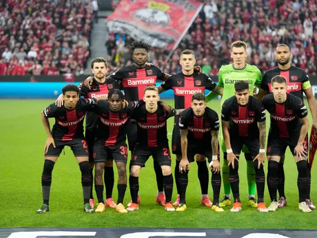Tímová fotografia Leverkusenu v odvete semifinále Európskej ligy Bayer Leverkusen - AS Rím. 