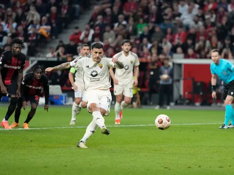 Leandro Paredes skóruje gól z penalty v odvete semifinále Európskej ligy Bayer Leverkusen - AS Rím. 